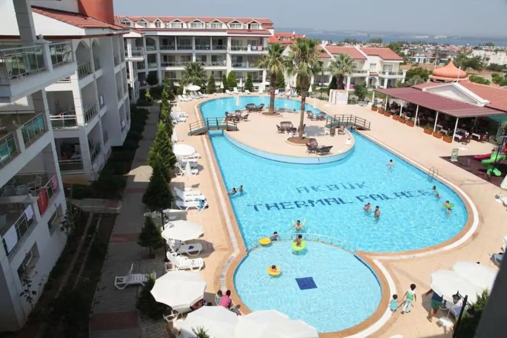 een uitzicht over het zwembad van een resort bij AKBÜK Palace Resıdence in Didim