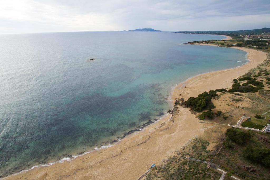 una vista aérea de la playa y del océano en Petrochori Beach House, en Voidokilia