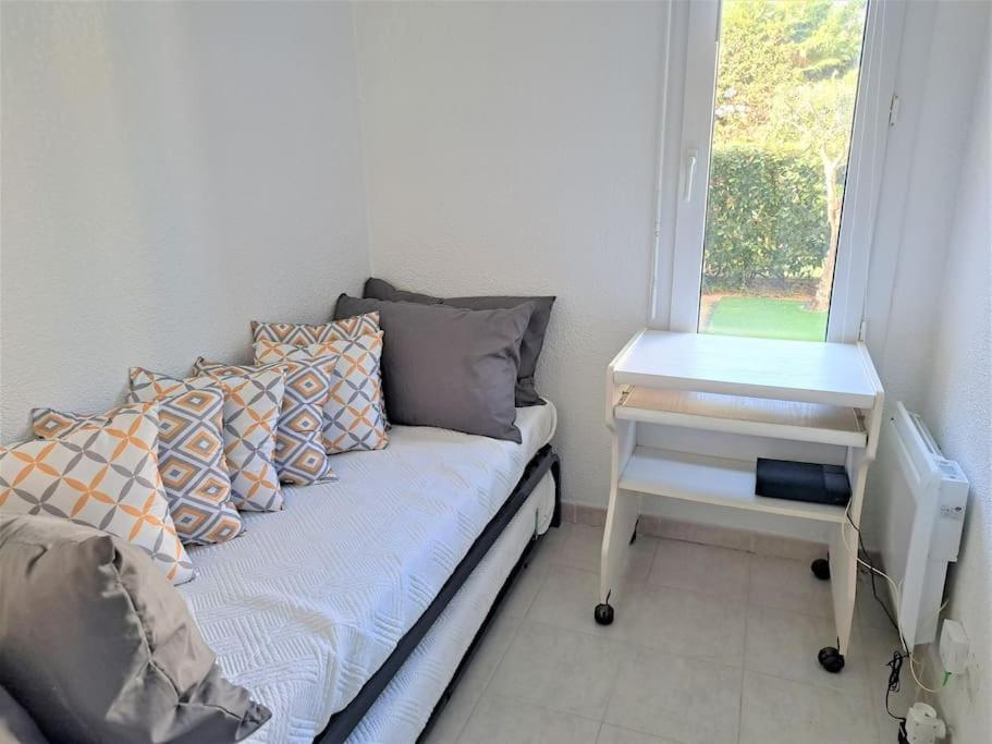 A bed or beds in a room at Fr&eacute;jus, studio, 100 m de la plage-port Fr&eacute;jus