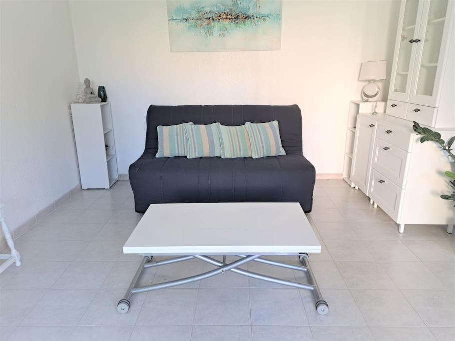 A seating area at Fr&eacute;jus, studio, 100 m de la plage-port Fr&eacute;jus