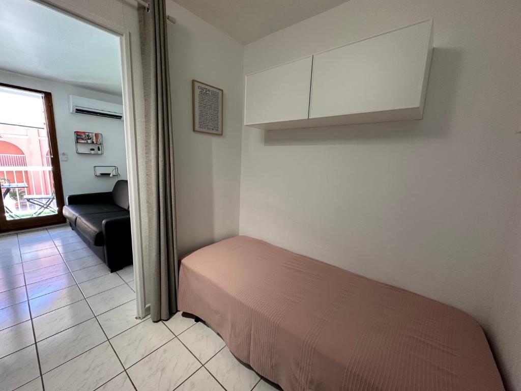 Posteľ alebo postele v izbe v ubytovaní Studio 3 pers climatisé rénové, au calme, idéalement situé proche St Raphael-St Tropez, plage et commerces à pieds