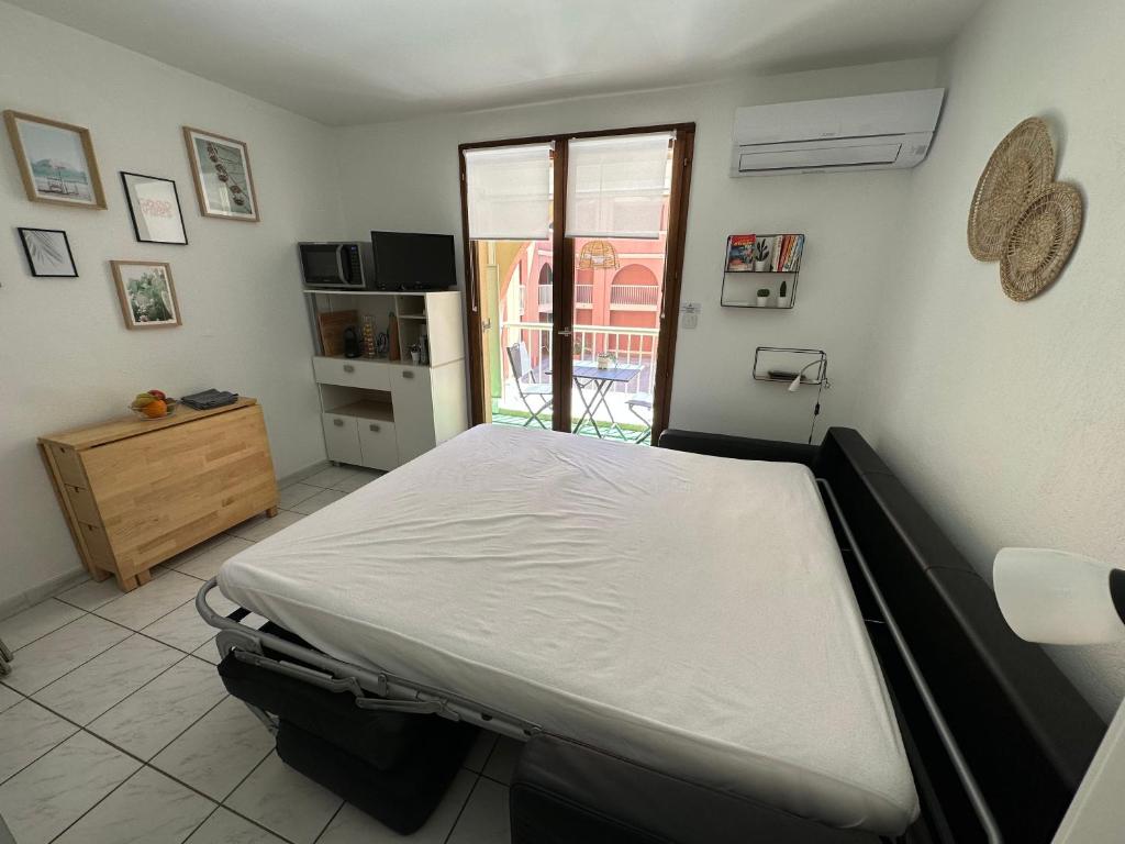 Posteľ alebo postele v izbe v ubytovaní Studio 3 pers climatisé rénové, au calme, idéalement situé proche St Raphael-St Tropez, plage et commerces à pieds