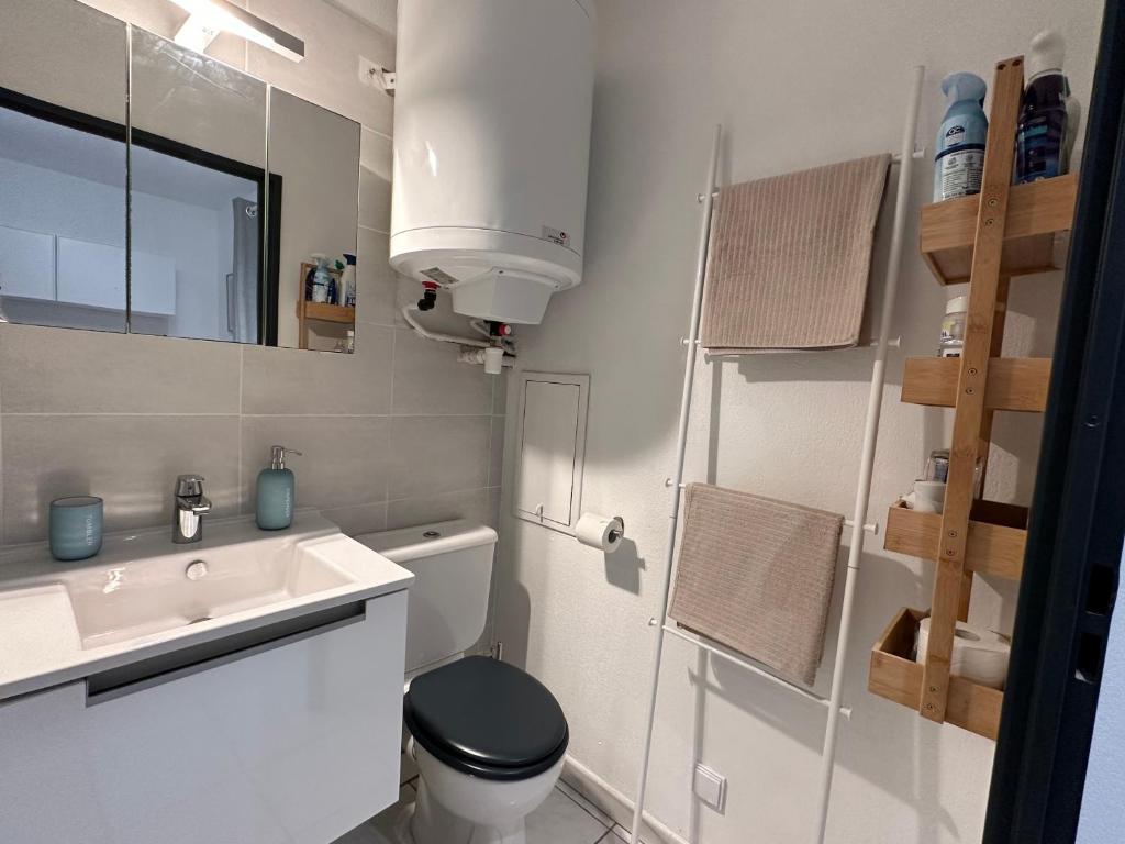 Kúpeľňa v ubytovaní Studio 3 pers climatisé rénové, au calme, idéalement situé proche St Raphael-St Tropez, plage et commerces à pieds