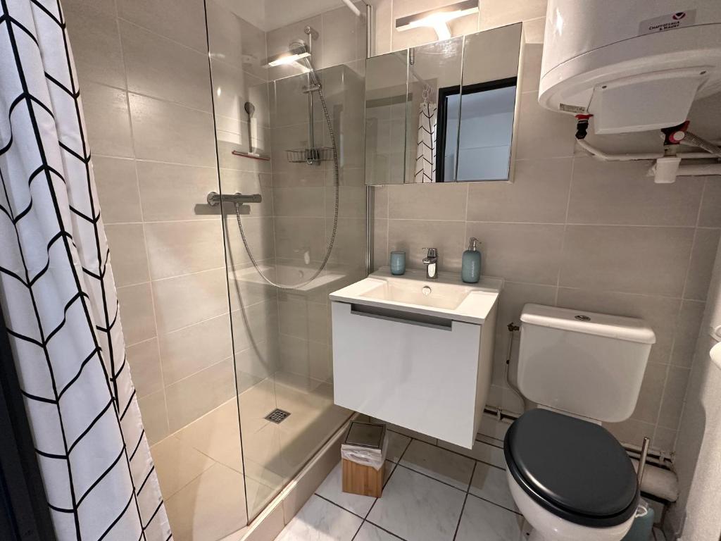 Kúpeľňa v ubytovaní Studio 3 pers climatisé rénové, au calme, idéalement situé proche St Raphael-St Tropez, plage et commerces à pieds