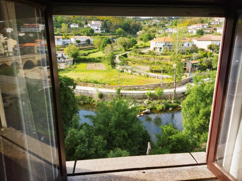 Blick auf einen Fluss aus dem Fenster in der Unterkunft Casa Hóspedes Polido in Termas de Sao Pedro do Sul