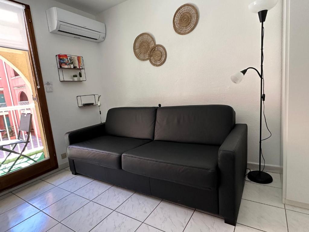 Posedenie v ubytovaní Studio 3 pers climatisé rénové, au calme, idéalement situé proche St Raphael-St Tropez, plage et commerces à pieds