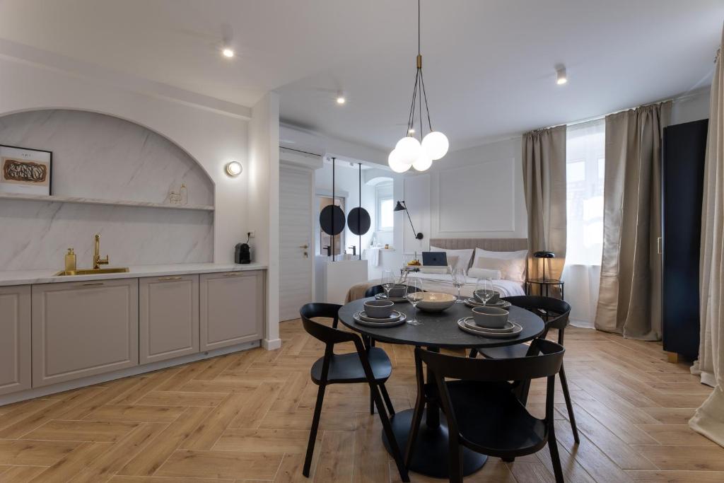 Kuchyň nebo kuchyňský kout v ubytování Palace Luxury Suites