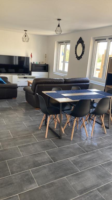 salon ze stołem i krzesłami w obiekcie Maison calme proche zoo beauval et chateaux de la loire w mieście Contres