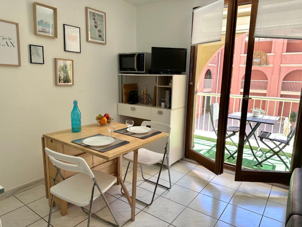 Televízia a/alebo spoločenská miestnosť v ubytovaní Studio 3 pers climatisé rénové, au calme, idéalement situé proche St Raphael-St Tropez, plage et commerces à pieds