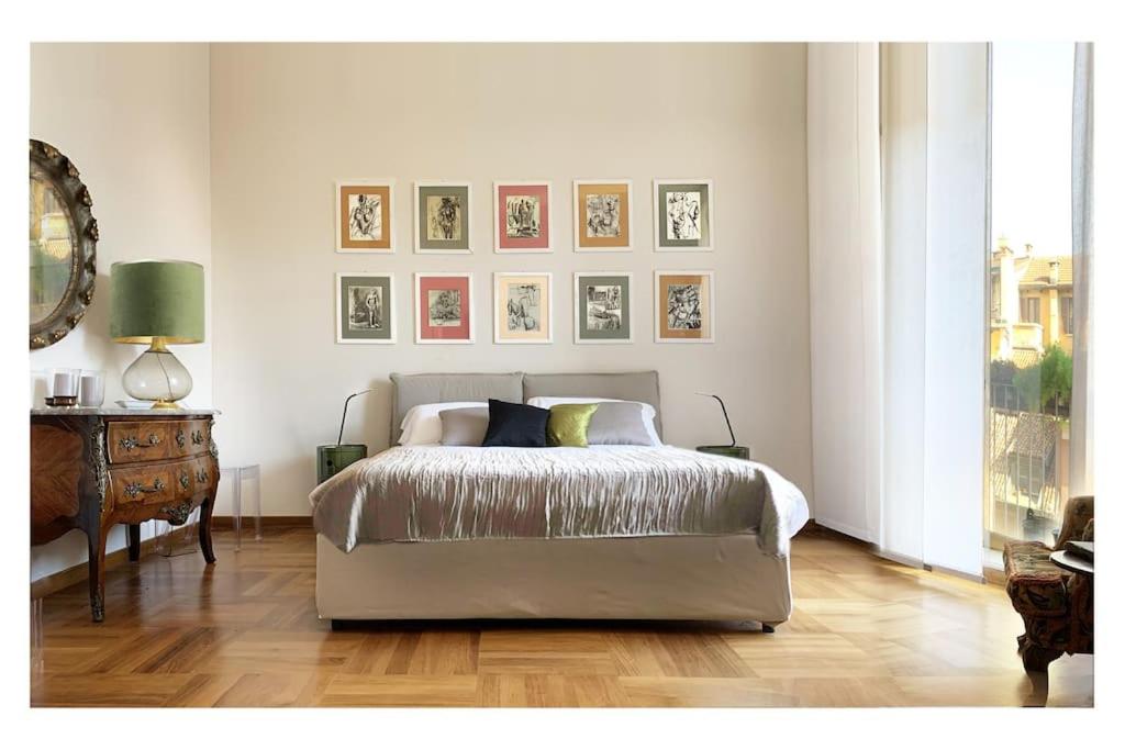 Giường trong phòng chung tại Elegant Apartment San Babila ,5 minutes from Duomo