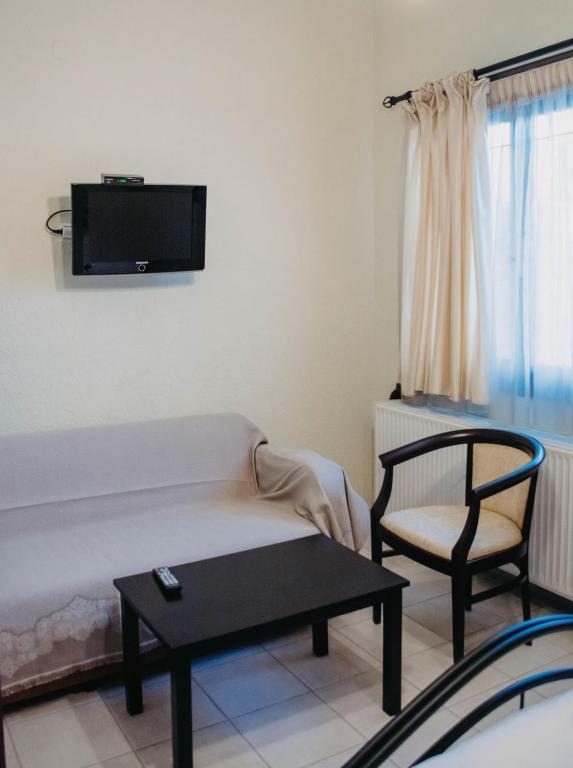 Televízia a/alebo spoločenská miestnosť v ubytovaní Obrava Guesthouse Kotroni Trikalon