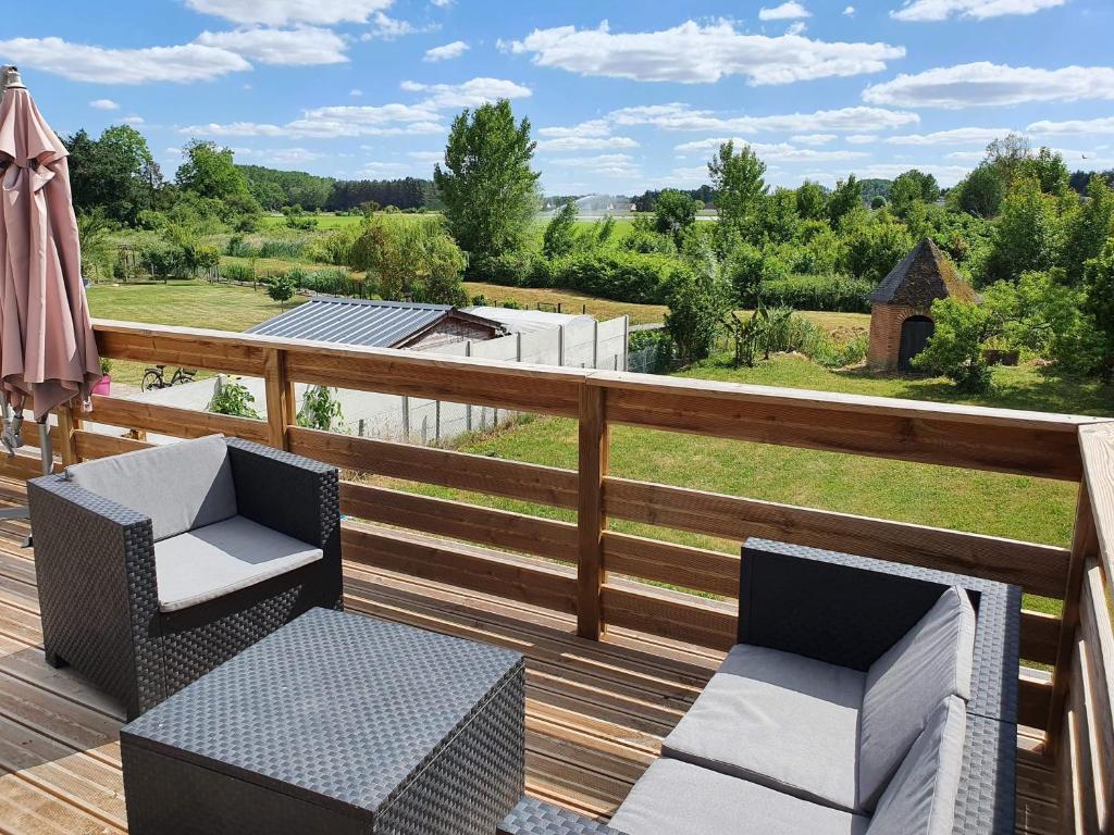 Balkon lub taras w obiekcie Maison calme proche zoo beauval et chateaux de la loire