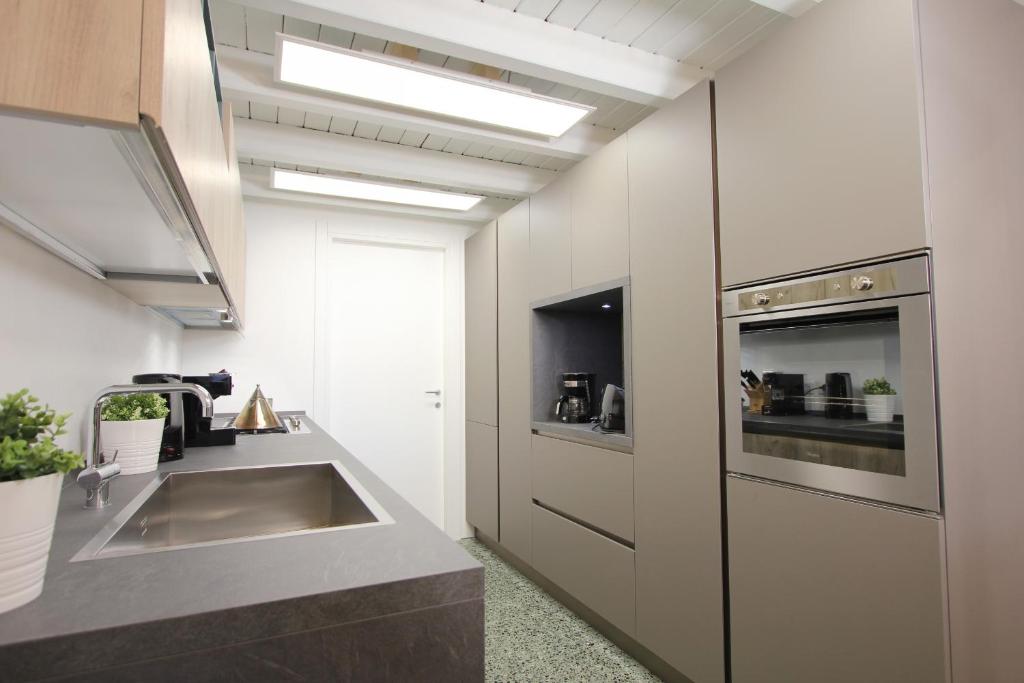 Kuchyňa alebo kuchynka v ubytovaní Giudecca Luxury Gallery
