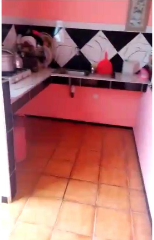 une cuisine avec un comptoir et un étage dans l'établissement مهدية تجزئة العامرية, à Kenitra