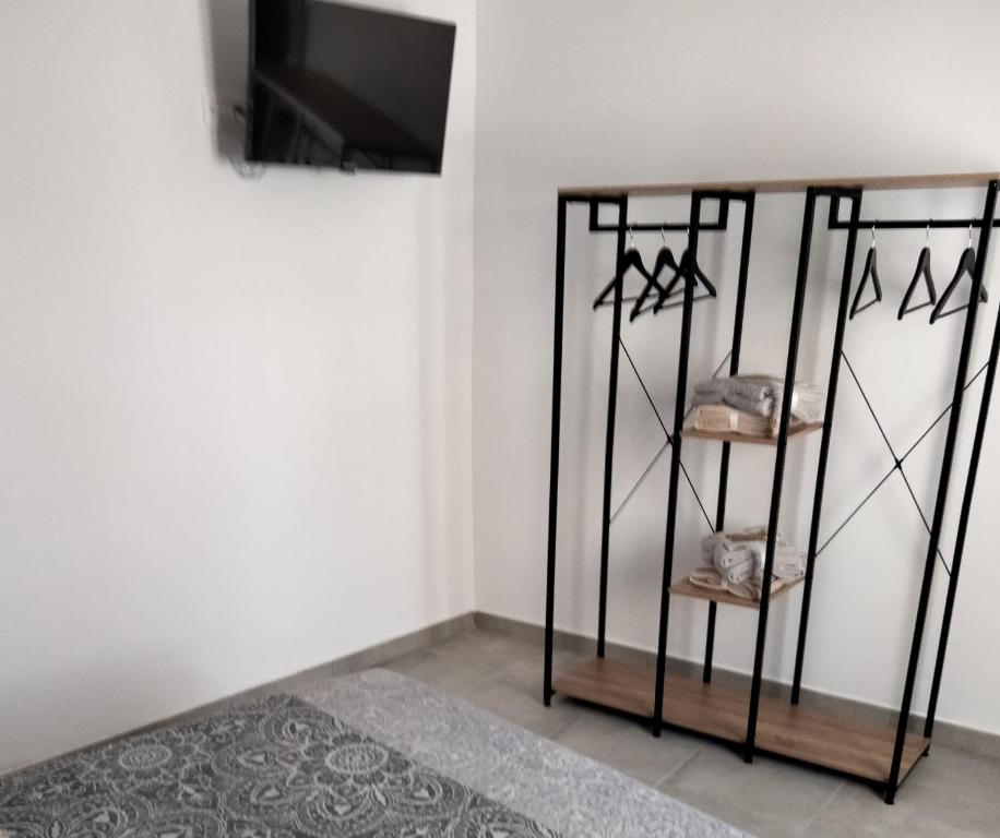 a shelf in a room with a tv and a rug at MARiPEP Playa Vinaròs in Vinaròs