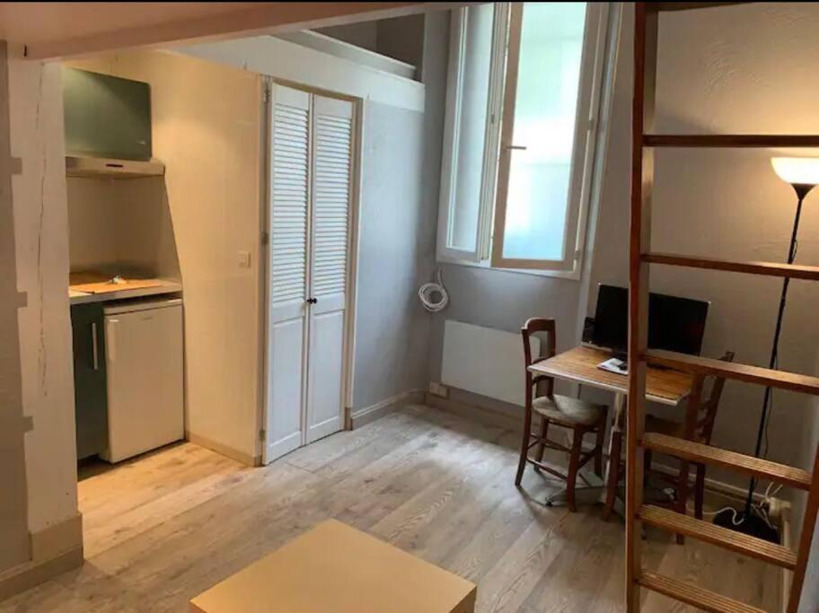 Mały pokój z biurkiem i komputerem w obiekcie Grand studio centre Cannes w Cannes
