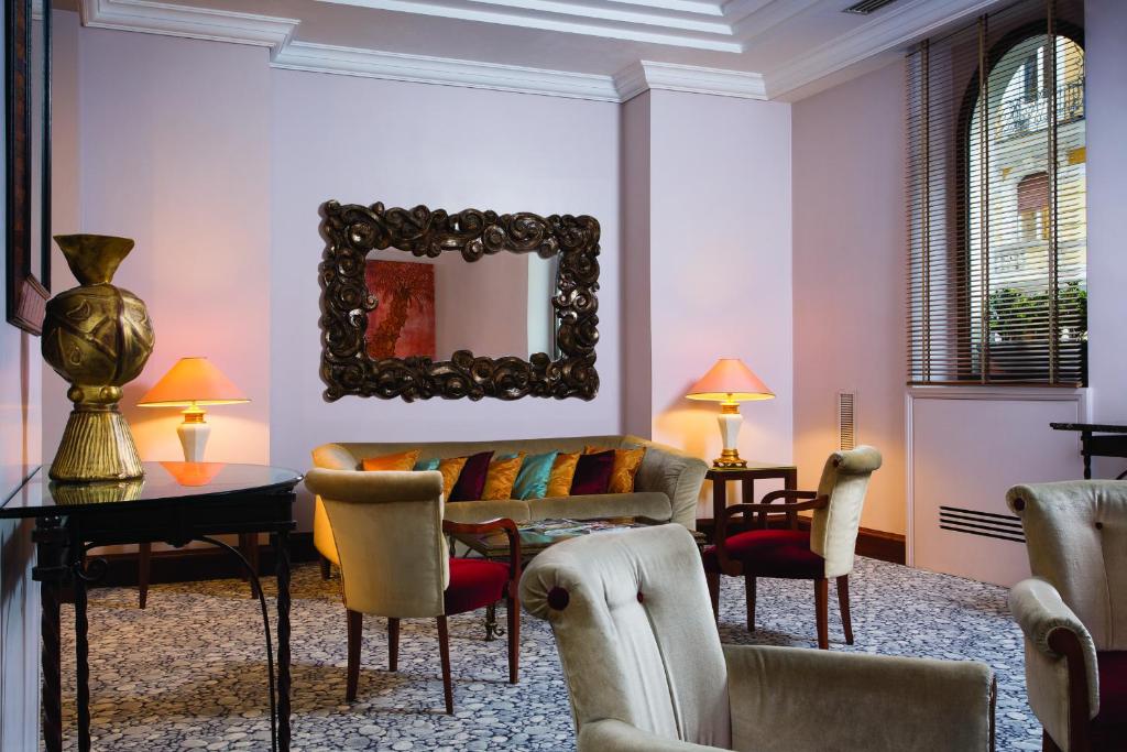 A seating area at Hotel dei Mellini
