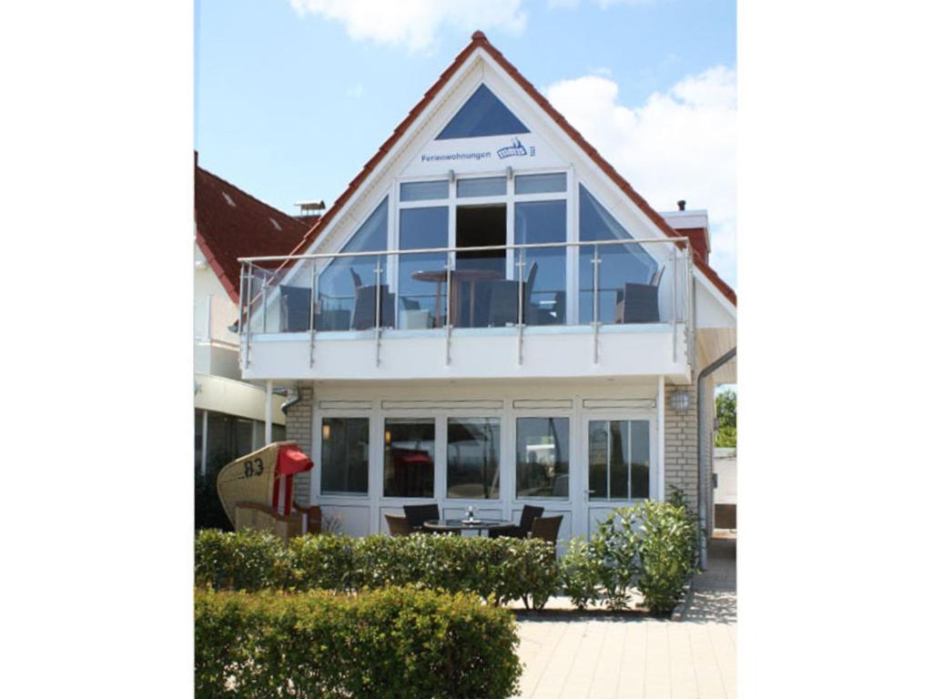 シャルボイツにあるMaris Ferienwohnung Nr 47 OG mit Balkon und Meerblickのガラス張りのコンサバトリー付きの家