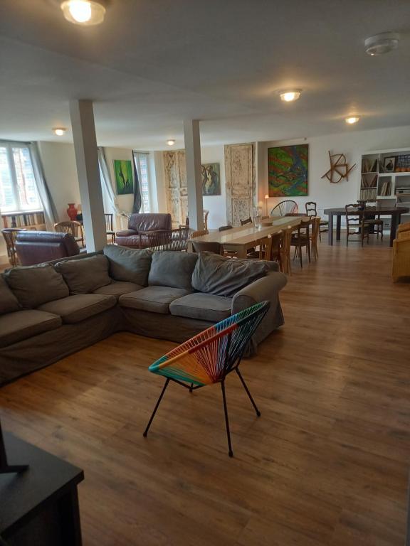 - un salon avec un canapé et une table dans l'établissement logement entier spacieux et confortable à 1 h de Paris, à Courtenay