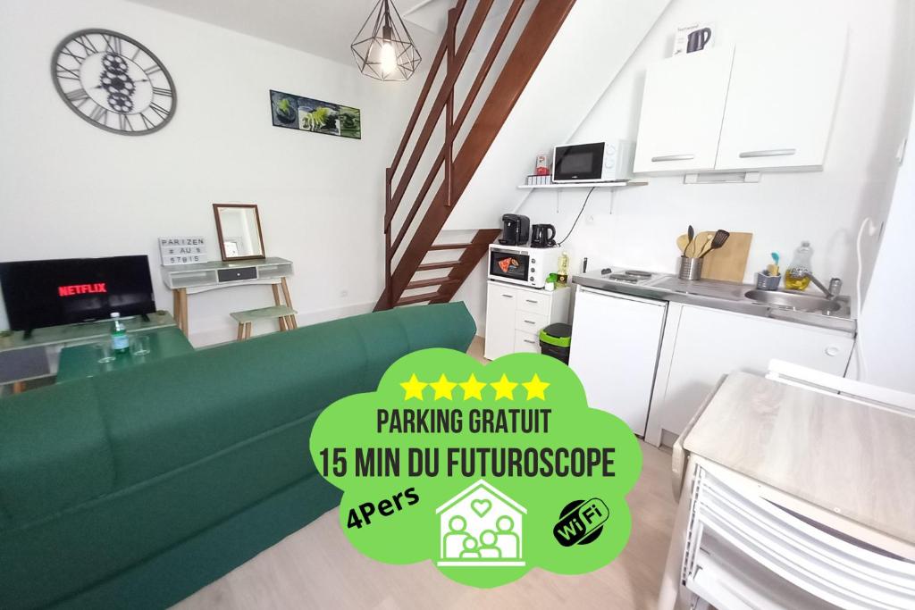 uma cozinha e uma sala de estar com um sofá verde em Pari57bis - T2 meublés entre centre ville et Futuroscope à 15min - CHU - CCI à 5 min em Poitiers