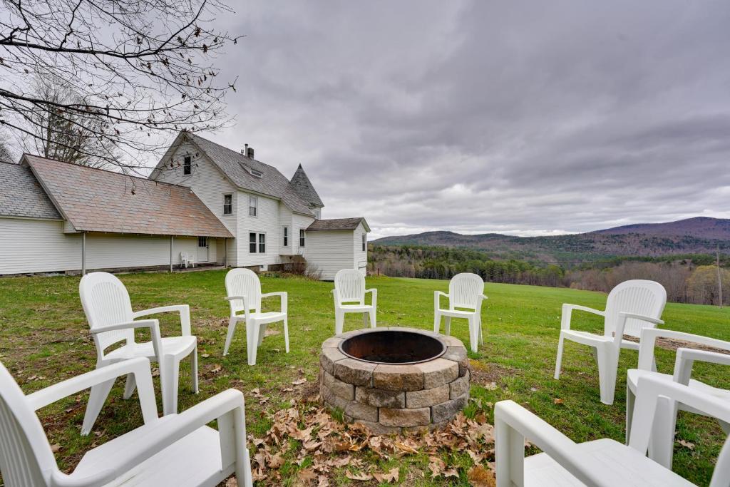 een groep witte stoelen rond een vuurplaats bij 17-Acre Vermont Escape with Panoramic Mountain Views in Cavendish