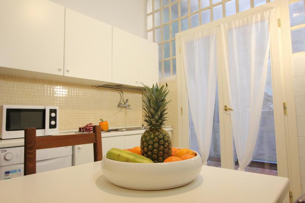 Miska owoców na ladzie w kuchni w obiekcie City Apartments Rialto w Wenecji