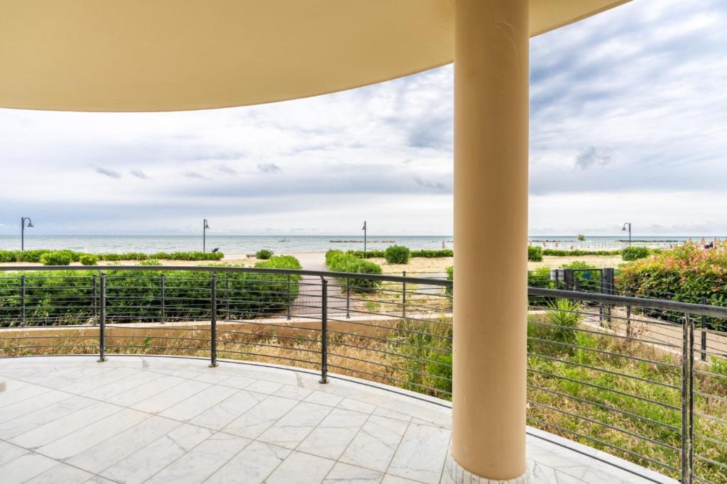 uma varanda com vista para a praia em Beachfront Luxurious Newly Built 2-Bed Flat with Stunning Sea Views & Terrace em Roseto degli Abruzzi