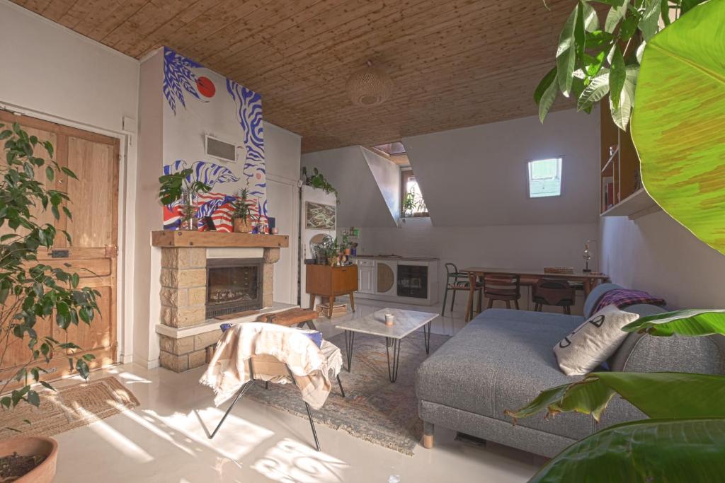 salon z kanapą i kominkiem w obiekcie Two bathrooms and WC, fireplace, historical center w Annecy