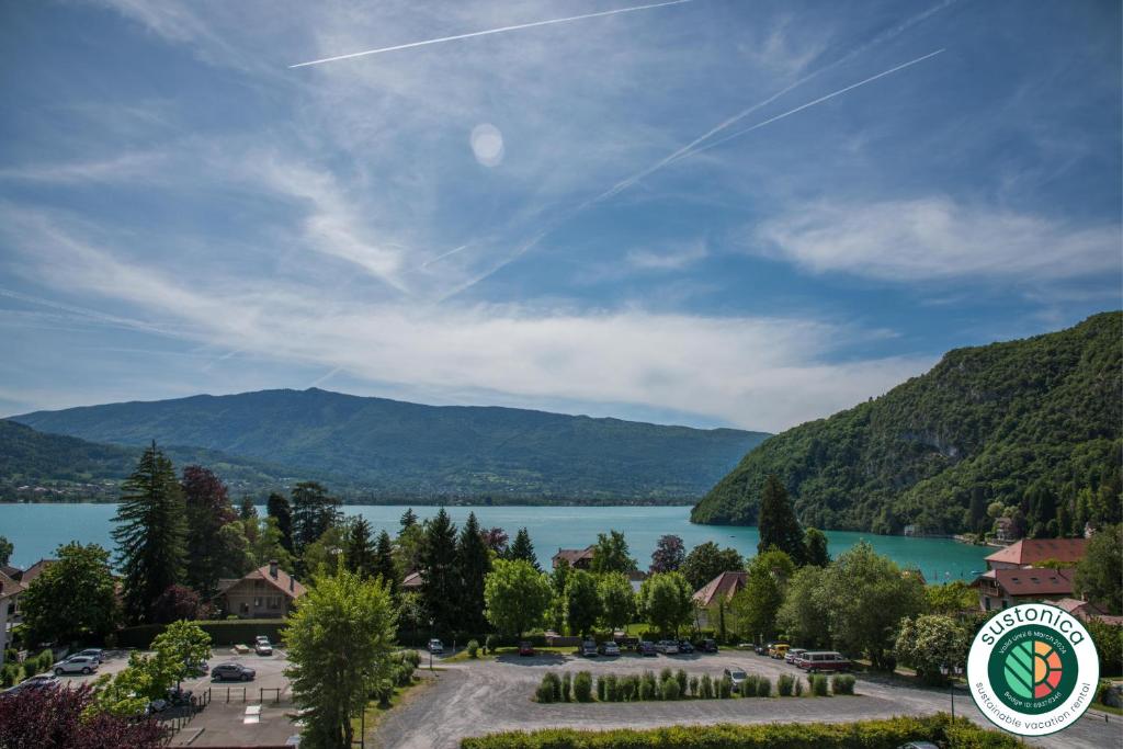 タロワールにあるLe Manoir de Talloires Loft avec vue lac, centre village - LLA Selections by Location Lac Annecyの山々を背景にした湖の景色