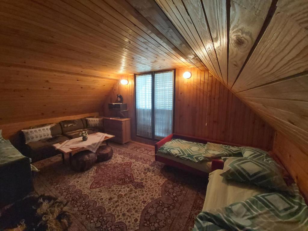 une chambre avec un canapé et une table dans une cabine dans l'établissement Vikendica odmor za dusu, à Visoko