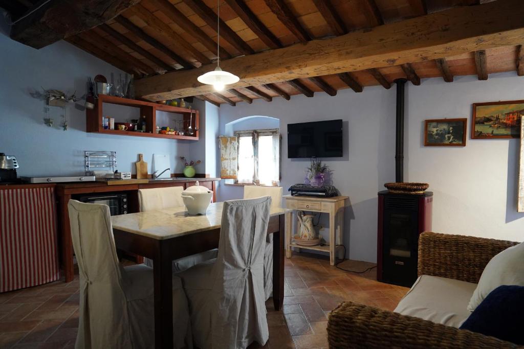 TerricciolaにあるDimora il Barbacaneのキッチン、リビングルーム(テーブル、椅子付)