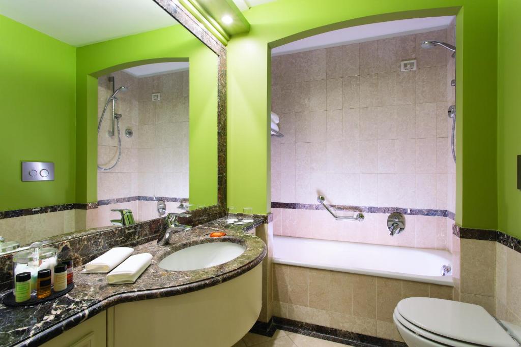 A bathroom at Hotel dei Mellini