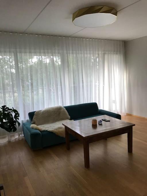 - un salon avec un canapé et une table basse dans l'établissement Loft Tartu kesklinnas, à Tartu