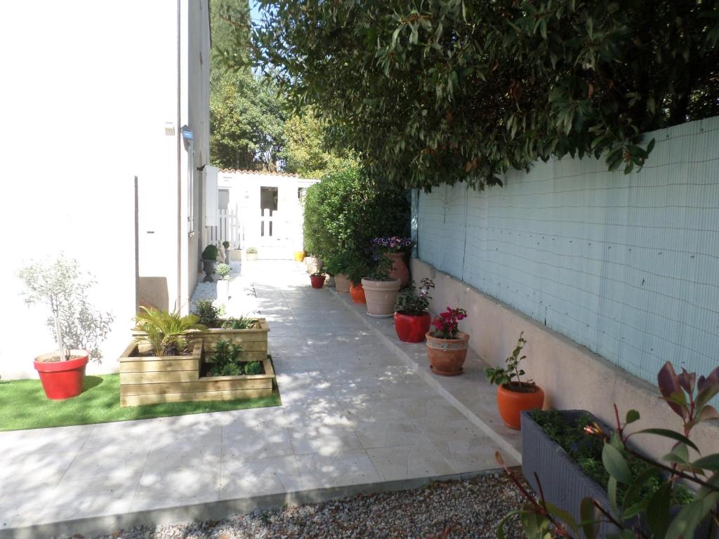 dziedziniec z doniczkami na boku budynku w obiekcie La GARRIGUE w mieście Draguignan