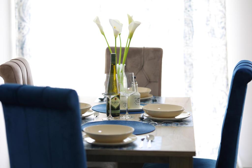 un tavolo con piatti e fiori in un vaso di SokoBlue a Soko Banja