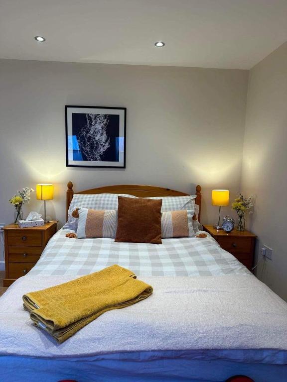 Postel nebo postele na pokoji v ubytování Luton Town House Near AIRPORT