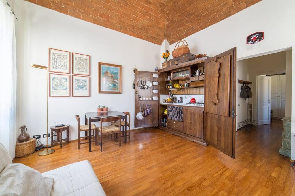 ein Wohnzimmer mit einem Tisch und einem Esszimmer in der Unterkunft Lovely apartment in Tuscany, near Florence in Prato