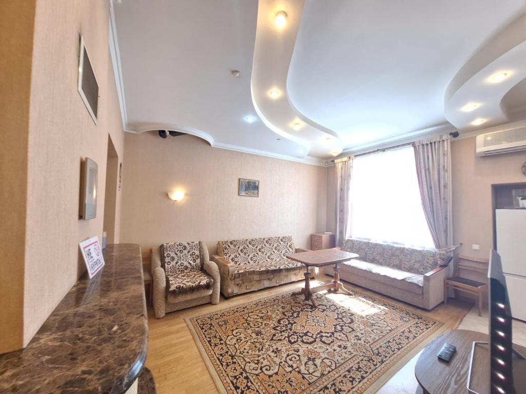 ein Wohnzimmer mit einem Sofa und einem Tisch in der Unterkunft Saules 4 in Daugavpils