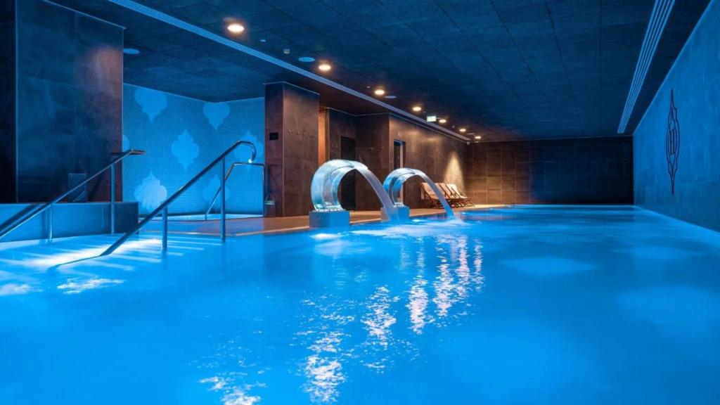 直布羅陀的住宿－Brand New - Massive Studio - E1 - Self Catering，一个带蓝色水和滑梯的游泳池