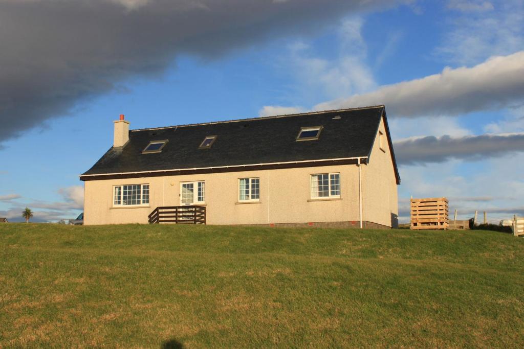 duży dom na szczycie trawiastego wzgórza w obiekcie Druim Mor w mieście Stornoway