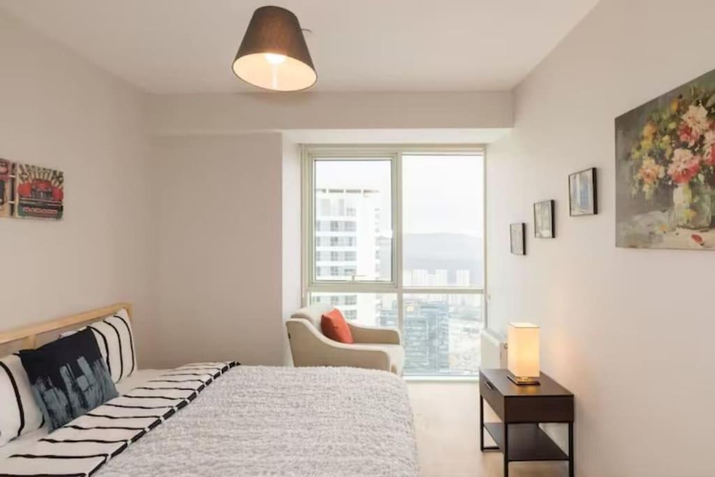 伊斯坦堡的住宿－Residence 5 etoiles Orya Park avec piscine，卧室配有床、椅子和窗户。