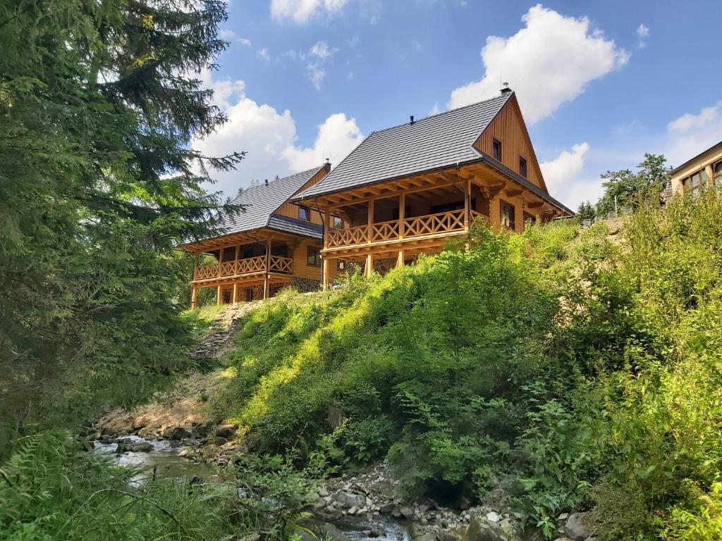 una gran casa de madera en la cima de una colina en Drevenice Kaskády Oščadnica Veľká Rača, en Oščadnica