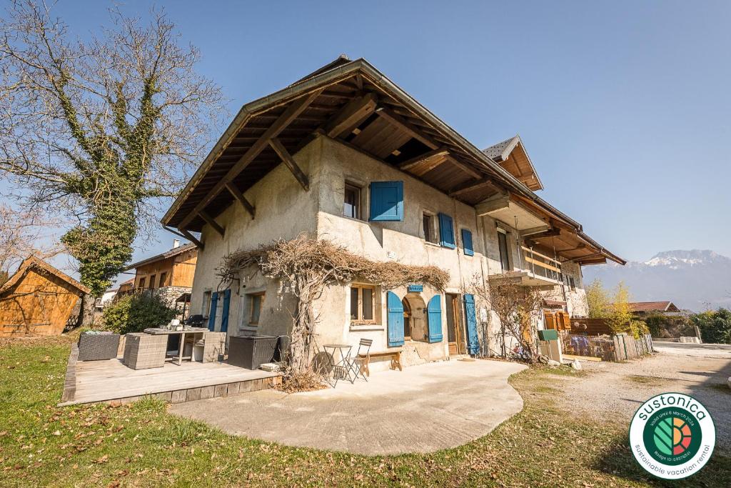 uma casa grande com um telhado de gambrel em ST-JORIOZ - C'est une maison bleue, 6pax 3 ch, LLA Selections by Location lac Annecy em Saint-Jorioz