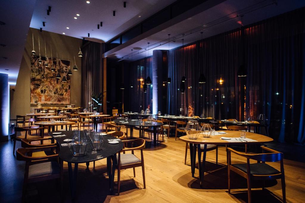 Un restaurant u otro lugar para comer en KOS Pilar Hotel