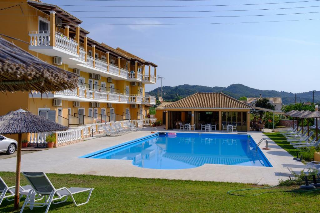 Blick auf den Pool im Hotel in der Unterkunft Bardis Hotel in Arillas