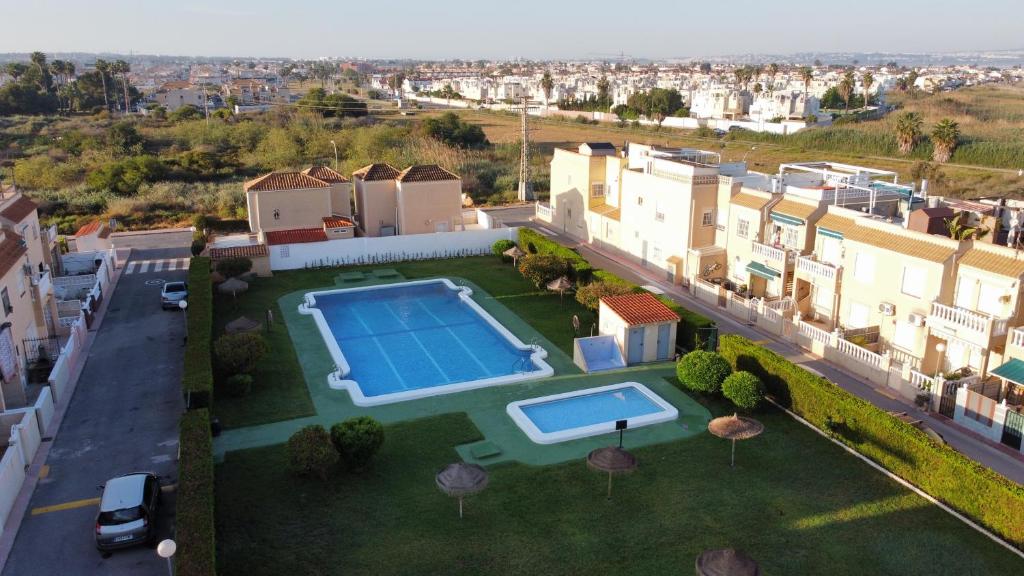 Basen w obiekcie Holiday house Torrevieja lub w pobliżu