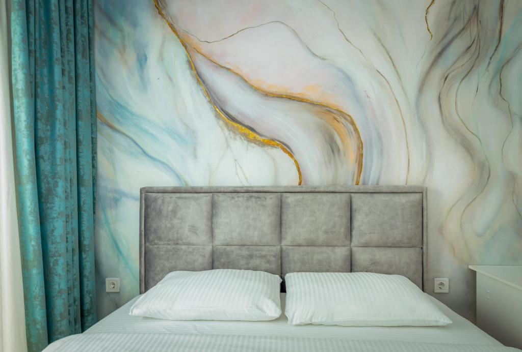 Una cama o camas en una habitación de Miracle apartment