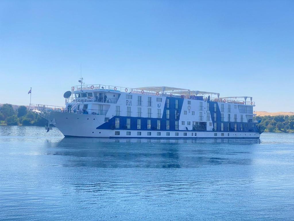 ein großes Kreuzfahrtschiff auf dem Wasser in der Unterkunft Luxor Aswan Victoria Nile Cruise every Saturday from Luxor 4 nights & every Wednesday from Aswan 3 nights in Luxor