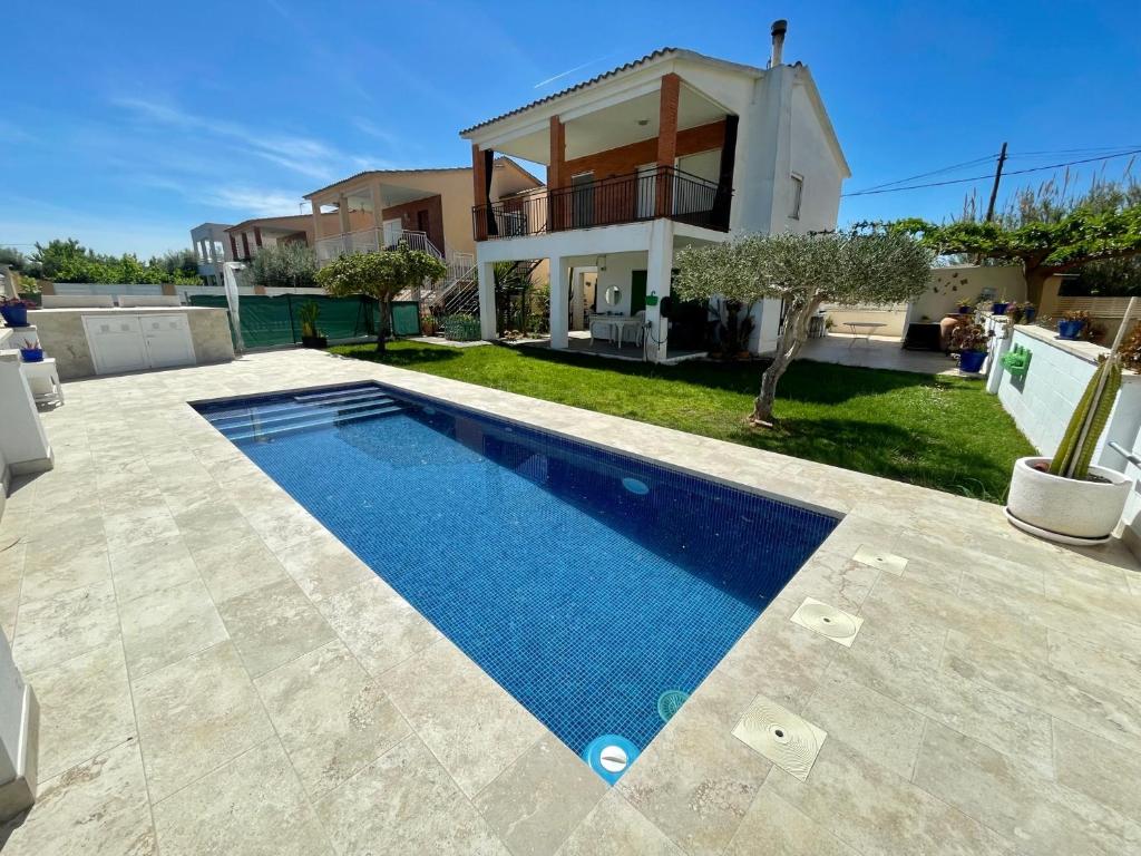uma piscina em frente a uma casa em Villa Aeroclub REF. 002 em Castellón de la Plana