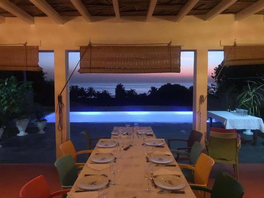 卡普斯基靈的住宿－Villa Paradis magnifique vue mer，一间设有桌子的海景用餐室